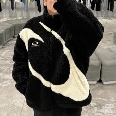 [홍콩명품.BALENCIAGA] 발렌시아가 25SS 로고 오버핏 Sports 플리스 자켓 (블랙), BM23557, KB, 레플리카의류,미러급사이트