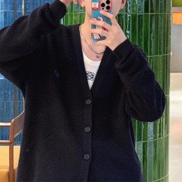 [홍콩명품.LOEWE] 로에베 25SS 로고 Anagram V넥 니트 가디건 (네이비), BM23704, KK, 레플리카의류,미러급사이트