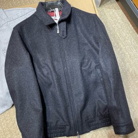 [홍콩명품.Brunello Cucinelli ] 브루넬로 쿠치넬리 25SS 로고 캐시미어 카라 봄버 자켓 (블랙), BM23831, PG, 레플리카의류,미러급사이트