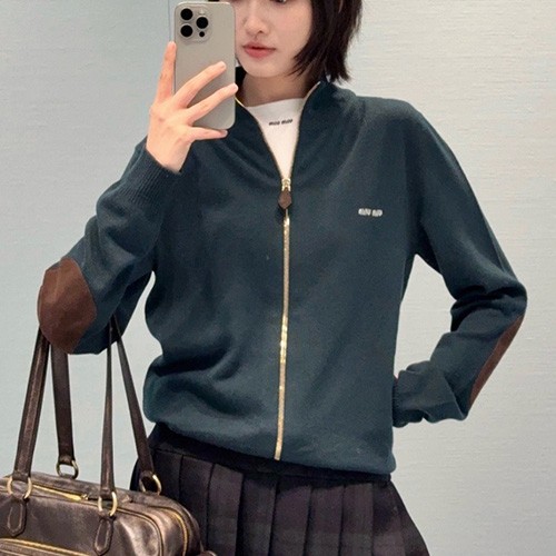 [홍콩명품,MIU MIU] 미우미우 25SS 로고 여성 하이넥 캐시미어 니트 집업 자켓 (그린), BM23959, JL, 레플리카의류,미러급사이트