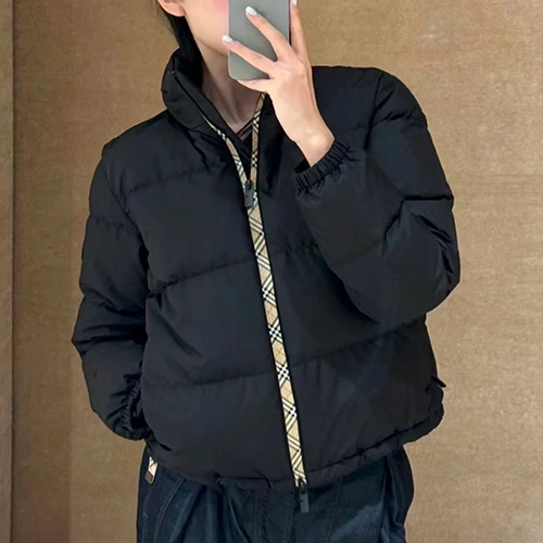 [가격문의][홍콩명품.Burberry] 버버리 25SS 로고 여성 후드 다운 패딩 자켓 (블랙), BM24023, MC, 레플리카의류,미러급사이트