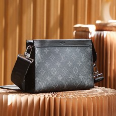 [홍콩명품.LOUIS VUITTON] 루이비통 25SS 로고 모노그램 웨어러블 월릿 남성 크로스백 M81124 (블랙), BGM5448, GU2, 홍콩명품가방,명품쇼핑몰,크로스백,핸드백,구매대행