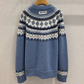 [홍콩명품,MIU MIU] 미우미우 25SS 로고 패턴 여성 니트 스웨터 (블루), BM24085, KSM, 레플리카의류,미러급사이트