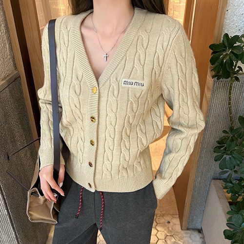 [홍콩명품,MIU MIU] 미우미우 25SS 로고 자수 여성  V넥 니트 가디건 (2컬러), BM24090, TBG, 레플리카의류,미러급사이트