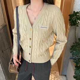 [홍콩명품,MIU MIU] 미우미우 25SS 로고 자수 여성  V넥 니트 가디건 (2컬러), BM24090, TBG, 레플리카의류,미러급사이트