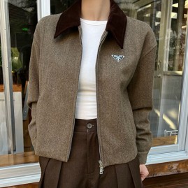 [홍콩명품,PRADA] 프라다 25SS 삼각로고 여성 울 카라 집업 자켓 (브라운), BM24096, TBG, 레플리카의류,미러급사이트