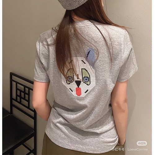 [홍콩명품.LOEWE] 로에베 25SS 로고 여성 그래픽 반팔 티셔츠 (그레이), BM24159, MC, 레플리카의류,미러급사이트