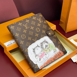 [홍콩명품.LOUIS VUITTON] 루이비통 25SS 로고 모노그램 Grace Coddington 북 지갑 홀더 GI1395 (브라운), BGM5503, BDA, 명품지갑,홍콩명품,사이트,명품쇼핑몰