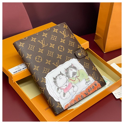 [홍콩명품.LOUIS VUITTON] 루이비통 25SS 로고 모노그램 Grace Coddington 북 지갑 홀더 GI1395 (브라운), BGM5503, BDA, 명품지갑,홍콩명품,사이트,명품쇼핑몰