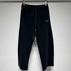 [홍콩명품.Maison Margiela] 메종마르지엘라 26SS 로고 자수 조거 팬츠 바지 (블랙), BM24389, 레플리카의류,미러급사이트