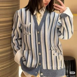 [홍콩명품.LOUIS VUITTON] 루이비통 26SS 로고 V넥 니트 가디건 1AJUHH (블루), BM24425, KB, 레플리카의류,미러급사이트