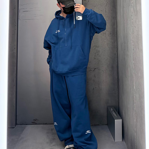 [홍콩명품.BALENCIAGA] 발렌시아가 26SS 로고 자수 하프지퍼 후드 티셔츠 + 조거 팬츠 바지 상하의 세트 (2컬러), BM24440, KB, 레플리카의류,미러급사이트