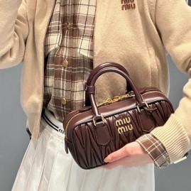 [홍콩명품,MIU MIU] 미우미우 26SS 로고 Arcadie Matelassé 레더 가죽 스몰 볼링백 (브라운), BGM5592, BC, 홍콩명품가방,명품쇼핑몰,크로스백,핸드백,구매대행