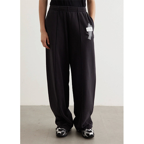 [홍콩명품.Maison Margiela] 메종마르지엘라 26SS 로고 테이핑 오버핏 조거 팬츠 바지 (블랙), BM24520, YS, 레플리카의류,미러급사이트