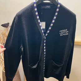 [가격문의][홍콩명품.LOUIS VUITTON] 루이비통 26SS 로고 캐시미어 V넥 니트 가디건 (블랙), BM24524, YS, 레플리카의류,미러급사이트
