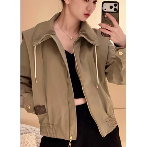 [홍콩명품.LOUIS VUITTON] 루이비통 26SS 로고 여성 터틀넥 봄버 자켓 (카키), BM24529, MC, 레플리카의류,미러급사이트