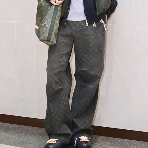 [홍콩명품.LOUIS VUITTON] 루이비통 26SS 로고 모노그램 오버핏 데님 팬츠 진 청바지 (카키), BM24580, 레플리카의류,미러급사이트