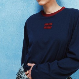 [홍콩명품,MIU MIU] 미우미우 26SS 로고 여성 긴팔 티셔츠 (네이비), BM24717, JL, 레플리카의류,미러급사이트
