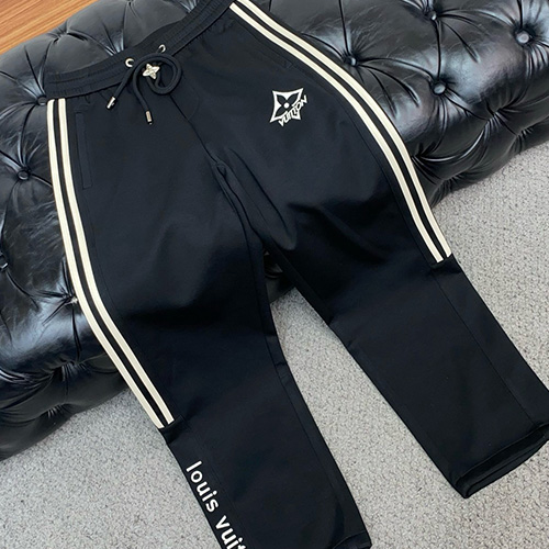 [홍콩명품.LOUIS VUITTON] 루이비통 26SS 로고 자수 조거 팬츠 바지 (블랙), BM24742, 레플리카의류,미러급사이트