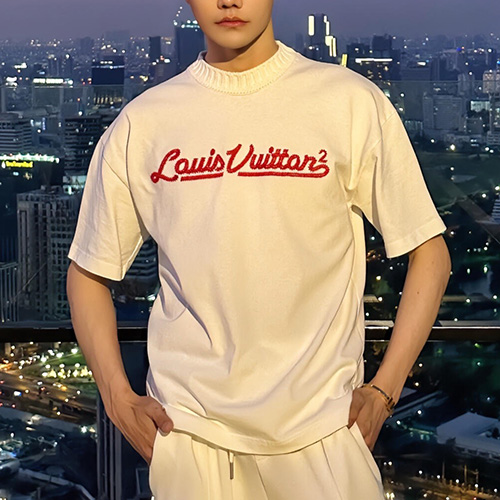 [홍콩명품.LOUIS VUITTON] 루이비통 26SS 로고 자수 반팔 티셔츠 (화이트), BM24805, KK, 레플리카의류,미러급사이트