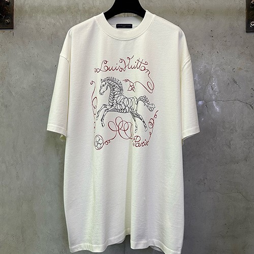 [홍콩명품.LOUIS VUITTON] 루이비통 26SS 로고 그래픽 프린트 반팔 티셔츠 (화이트), BM24810, KK, 레플리카의류,미러급사이트