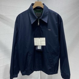 [홍콩명품,PRADA] 프라다 26SS 로고 자수 카라 봄버 자켓 (네이비), BM24853, JL, 레플리카의류,미러급사이트