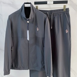 [홍콩명품.MONCLER] 몽클레어 26SS 로고 자수 터틀넥 봄버 자켓 + 조거 팬츠 바지 상하의 세트 (2컬러), BM24864, KSM, 레플리카의류,미러급사이트