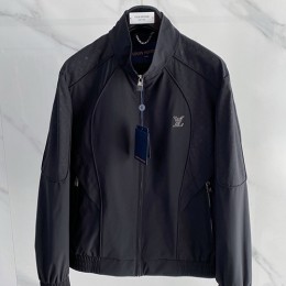 [홍콩명품.LOUIS VUITTON] 루이비통 26SS 로고 모노그램 터틀넥 봄버 자켓 (블랙), BM24867, KSM, 레플리카의류,미러급사이트