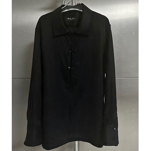 [홍콩명품.Loro Piana] 로로피아나 26SS 로고 하프버튼 린넨 카라 티셔츠 (블랙), BM24999, X2, 레플리카의류,미러급사이트