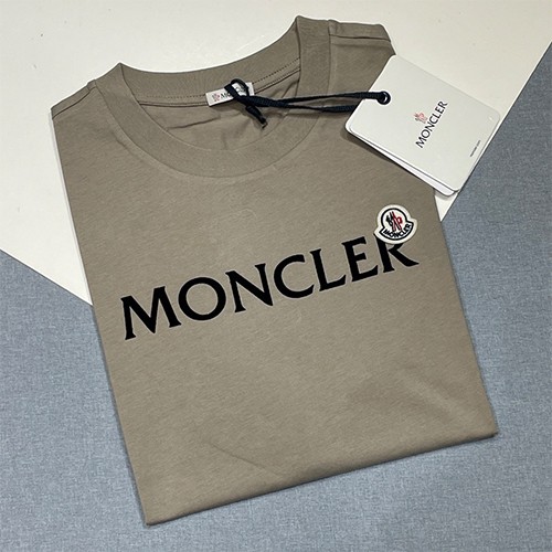 몽클레어 로고 자수 반팔 티셔츠 (카키) 26SS