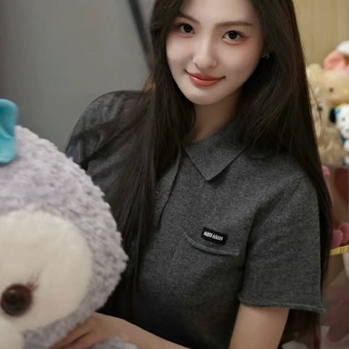 미우미우 로고 여성 카라 폴로 반팔 티셔츠 (다크그레이) 26SS