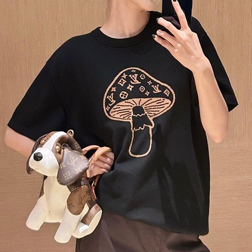 루이비통 로고 그래픽 반팔 티셔츠 1AJBUX (블랙) 26SS