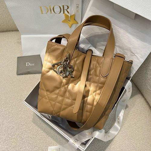 [홍콩명품,Christian Dior] 디올 25SS 로고 TOUJOURS 스몰 토트백 핸드백 (카라멜), BGM4646, BDA, 홍콩명품가방,명품쇼핑몰,크로스백,핸드백,구매대행