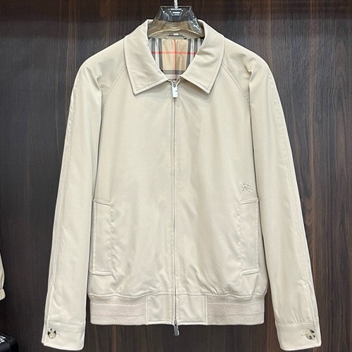 [홍콩명품.Burberry] 버버리 25SS 로고 자수 카라 봄버 자켓 (베이지), BM22642, KSM, 레플리카의류,미러급사이트