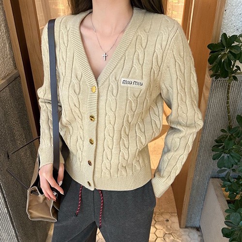 [홍콩명품,MIU MIU] 미우미우 25SS 로고 자수 여성  V넥 니트 가디건 (2컬러), BM24090, TBG, 레플리카의류,미러급사이트
