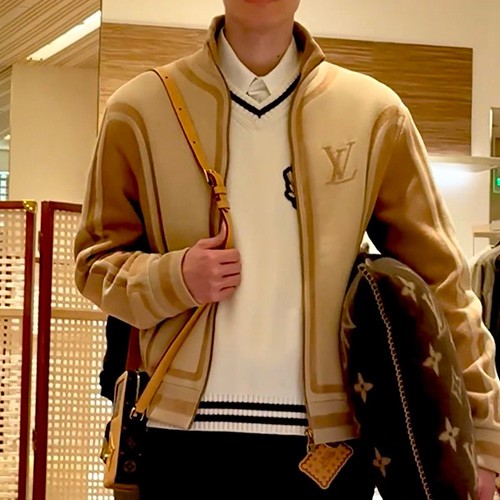 [홍콩명품.LOUIS VUITTON] 루이비통 25SS 로고 터틀넥 집업 자켓 1AJBSH, BM24120, KB, 레플리카의류,미러급사이트