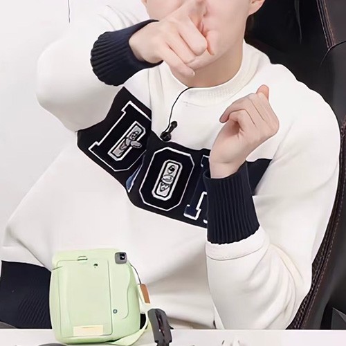 [홍콩명품,Christian Dior] 디올 26SS 로고 그래픽 니트 스웨터 (화이트), BM24625, KK, 레플리카의류,미러급사이트