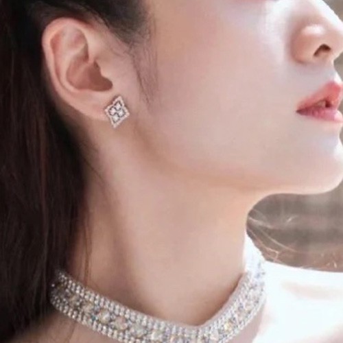 부첼라티 로고 다이아 장식 이어링 귀걸이 26SS
