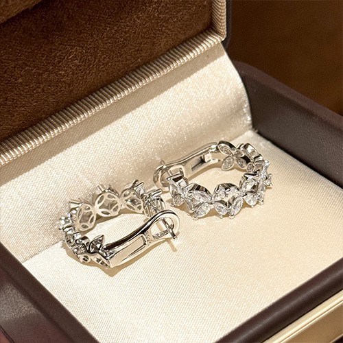 부첼라티 로고 다이아 장식 이어링 귀걸이 26SS