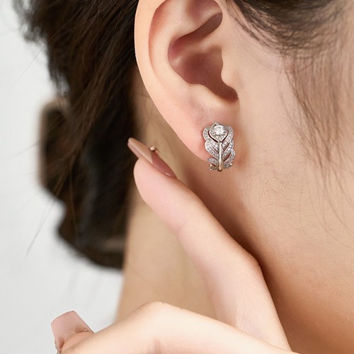 부쉐론 로고 Plume de Paon 다이아 장식 이어링 귀걸이 (2컬러) 26SS